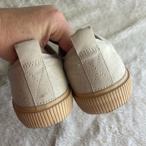 Universal thread canvas lace up neutral tan sneakers - Picture 3 of 10